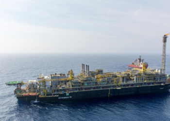 O campo de Búzios, operado pela Petrobras, bateu recorde de produção com 910,5 mil barris de petróleo por dia. A estatal projeta que a área supere o campo de Tupi em 2025.