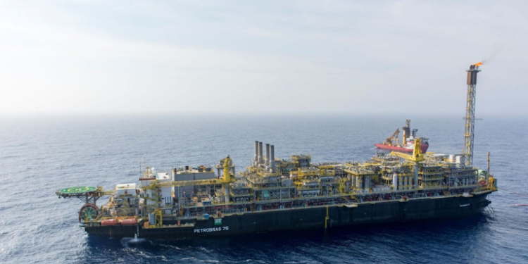 O campo de Búzios, operado pela Petrobras, bateu recorde de produção com 910,5 mil barris de petróleo por dia. A estatal projeta que a área supere o campo de Tupi em 2025.