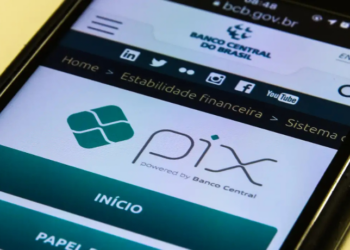 Brasil responde aos EUA sobre o Pix e outras acusações comerciais, afirmando que o sistema não discrimina empresas e segue boas práticas internacionais. Disputa envolve também etanol, pirataria e desmatamento.