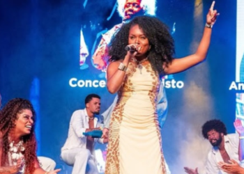 Noite dos Enredos emociona público com homenagens e apresentações memoráveis na Cidade do Samba