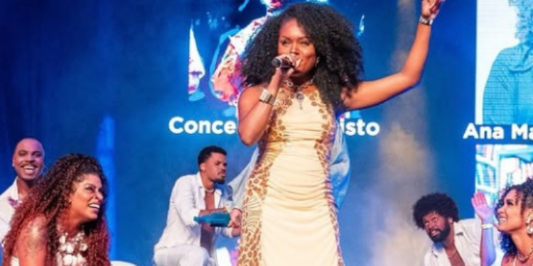 Noite dos Enredos emociona público com homenagens e apresentações memoráveis na Cidade do Samba
