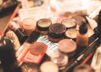 Prefeitura do Rio interdita depósito clandestino com mais de uma tonelada de cosméticos e produtos para emagrecimento sem registro da Anvisa. Local funcionava sem alvará e em condições precárias.