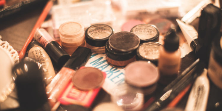 Prefeitura do Rio interdita depósito clandestino com mais de uma tonelada de cosméticos e produtos para emagrecimento sem registro da Anvisa. Local funcionava sem alvará e em condições precárias.