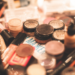 Prefeitura do Rio interdita depósito clandestino com mais de uma tonelada de cosméticos e produtos para emagrecimento sem registro da Anvisa. Local funcionava sem alvará e em condições precárias.