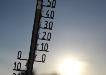 O país enfrenta nova onda de frio que deve derrubar temperaturas até quarta-feira (13), com risco de neve no Sul e geadas em São Paulo. Defesa Civil emite alertas para chuvas, ventos e ressacas.