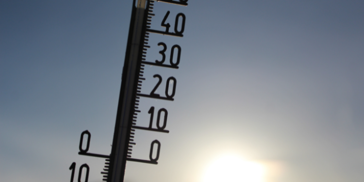 O país enfrenta nova onda de frio que deve derrubar temperaturas até quarta-feira (13), com risco de neve no Sul e geadas em São Paulo. Defesa Civil emite alertas para chuvas, ventos e ressacas.