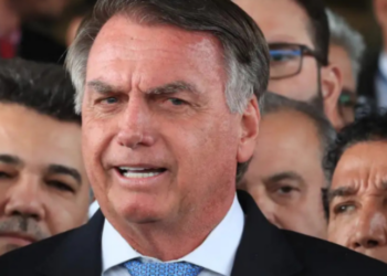 A Polícia Federal encontrou áudio no celular de Jair Bolsonaro em que ele condiciona a anistia para condenados da trama golpista à negociação para suspender tarifas dos EUA sobre produtos brasileiros. Bolsonaro e Eduardo foram indiciados por coação e tentativa de abolição do Estado Democrático de Direito.