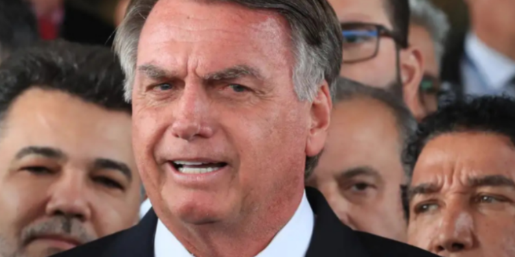 A Polícia Federal encontrou áudio no celular de Jair Bolsonaro em que ele condiciona a anistia para condenados da trama golpista à negociação para suspender tarifas dos EUA sobre produtos brasileiros. Bolsonaro e Eduardo foram indiciados por coação e tentativa de abolição do Estado Democrático de Direito.