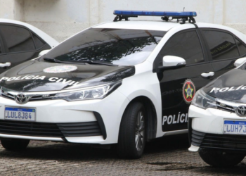 A Polícia Civil deflagrou operação contra grupo especializado em fraudes bancárias, invasão de dispositivos eletrônicos e lavagem de dinheiro. A ação cumpre 40 mandados e bloqueia R$ 6 milhões em bens. Investigações revelam atuação em múltiplos estados e alto grau de sofisticação.
