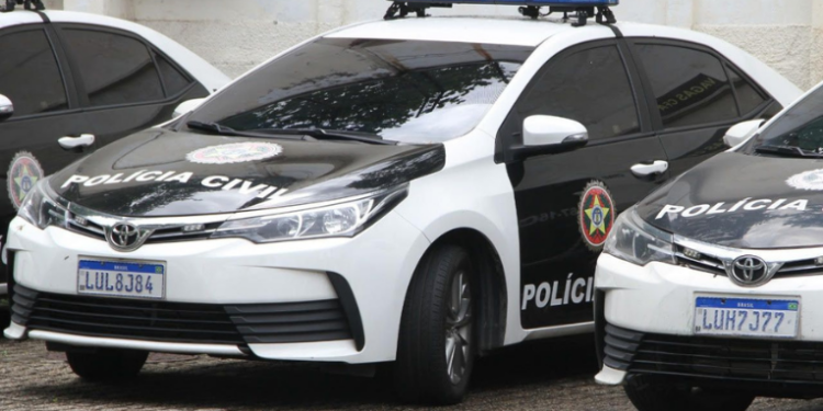 A Polícia Civil deflagrou operação contra grupo especializado em fraudes bancárias, invasão de dispositivos eletrônicos e lavagem de dinheiro. A ação cumpre 40 mandados e bloqueia R$ 6 milhões em bens. Investigações revelam atuação em múltiplos estados e alto grau de sofisticação.