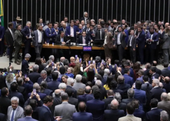 Hugo Motta, presidente da Câmara, criticou a obstrução e ocupação do plenário por deputados da oposição em protesto contra a prisão de Jair Bolsonaro. Ele defendeu o respeito ao regimento e alertou para punições.