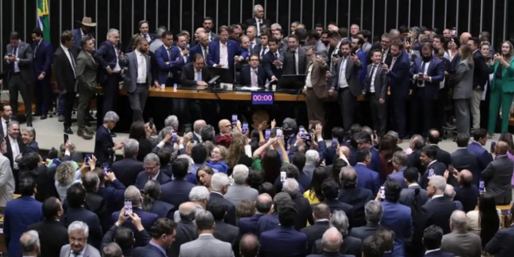 Hugo Motta, presidente da Câmara, criticou a obstrução e ocupação do plenário por deputados da oposição em protesto contra a prisão de Jair Bolsonaro. Ele defendeu o respeito ao regimento e alertou para punições.