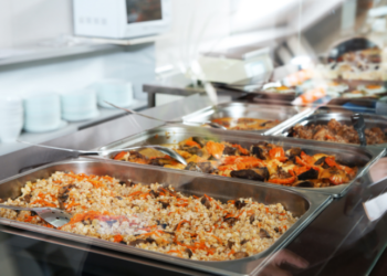 O governo federal vai comprar alimentos perecíveis, como frutas, carnes e peixes, para abastecer merenda escolar, hospitais, Forças Armadas e programas sociais. A medida visa evitar perdas e garantir renda a produtores nacionais.