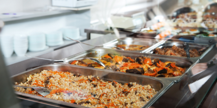 O governo federal vai comprar alimentos perecíveis, como frutas, carnes e peixes, para abastecer merenda escolar, hospitais, Forças Armadas e programas sociais. A medida visa evitar perdas e garantir renda a produtores nacionais.
