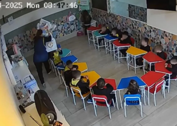 Vídeo flagra professora agredindo aluno de 4 anos com livros em escola de Caxias do Sul. Criança teve seis dentes afetados e polícia investiga o caso.