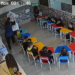 Vídeo flagra professora agredindo aluno de 4 anos com livros em escola de Caxias do Sul. Criança teve seis dentes afetados e polícia investiga o caso.