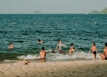 Onda de calor atípica mantém calor no Rio de Janeiro até sábado, com temperaturas chegando a 34ºC. Massa de ar frio reduz máxima para 29ºC no domingo, segundo Alerta Rio.