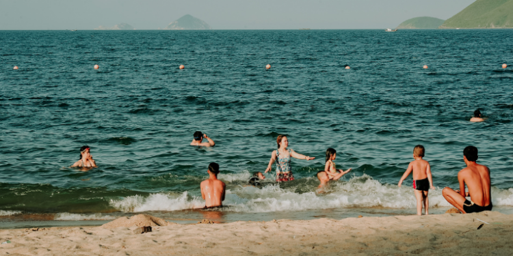 Onda de calor atípica mantém calor no Rio de Janeiro até sábado, com temperaturas chegando a 34ºC. Massa de ar frio reduz máxima para 29ºC no domingo, segundo Alerta Rio.