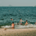 Onda de calor atípica mantém calor no Rio de Janeiro até sábado, com temperaturas chegando a 34ºC. Massa de ar frio reduz máxima para 29ºC no domingo, segundo Alerta Rio.