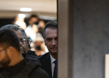 Ministro Alexandre de Moraes estabelece prazo de 48 horas para defesa de Jair Bolsonaro justificar descumprimento das medidas cautelares no processo da tentativa de golpe. Ex-presidente e Eduardo Bolsonaro foram indiciados por coação.