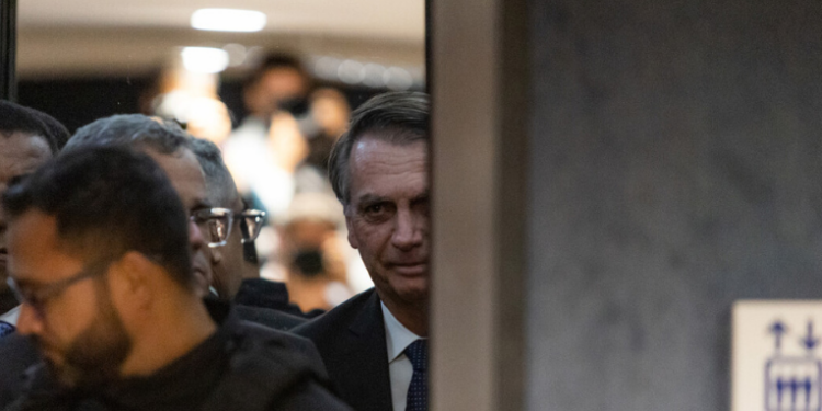 Ministro Alexandre de Moraes estabelece prazo de 48 horas para defesa de Jair Bolsonaro justificar descumprimento das medidas cautelares no processo da tentativa de golpe. Ex-presidente e Eduardo Bolsonaro foram indiciados por coação.