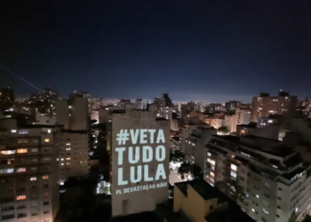 Projeções em prédios e eventos culturais marcaram mobilização nacional contra o PL do Licenciamento Ambiental. Texto aguarda decisão de Lula.