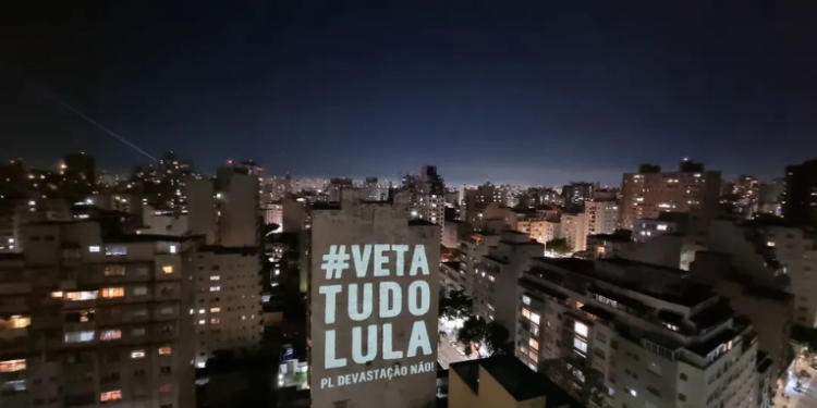 Projeções em prédios e eventos culturais marcaram mobilização nacional contra o PL do Licenciamento Ambiental. Texto aguarda decisão de Lula.