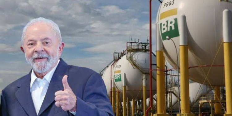 Petrobras reabre quatro fábricas de fertilizantes para atender 35% da demanda interna e reduzir quase toda a importação de ureia até 2028.