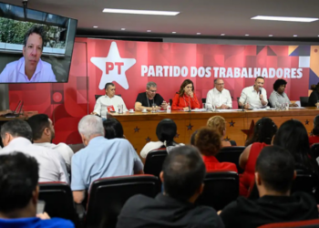 Geraldo Alckmin afirma que Brasil superará tarifas dos EUA, com foco na diversificação de mercados e acordos internacionais como Mercosul-União Europeia. Medidas de apoio à indústria também foram anunciadas.
