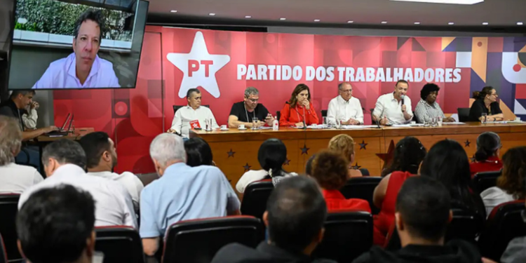 Geraldo Alckmin afirma que Brasil superará tarifas dos EUA, com foco na diversificação de mercados e acordos internacionais como Mercosul-União Europeia. Medidas de apoio à indústria também foram anunciadas.