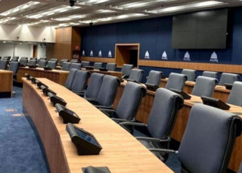 Projeto apresentado na Alerj prevê multas, suspensão de atividades e cassação de alvará para estabelecimentos envolvidos em casos de antissemitismo no Rio de Janeiro