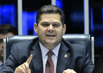 Deputado Nikolas Ferreira sugeriu afastar Davi Alcolumbre após recusa em pautar impeachment de Alexandre de Moraes. Saiba como funciona a destituição do presidente do Congresso e por que é improvável.