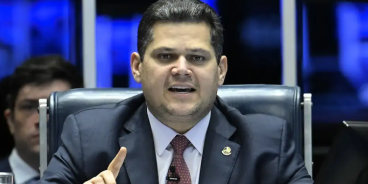 Deputado Nikolas Ferreira sugeriu afastar Davi Alcolumbre após recusa em pautar impeachment de Alexandre de Moraes. Saiba como funciona a destituição do presidente do Congresso e por que é improvável.