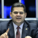 Deputado Nikolas Ferreira sugeriu afastar Davi Alcolumbre após recusa em pautar impeachment de Alexandre de Moraes. Saiba como funciona a destituição do presidente do Congresso e por que é improvável.