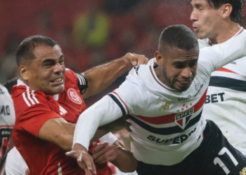 São Paulo vence o Internacional no Beira-Rio por 2 a 1, com gols em jogadas de escanteio, e alcança a quinta vitória consecutiva no Brasileirão. Inter segue em má fase.