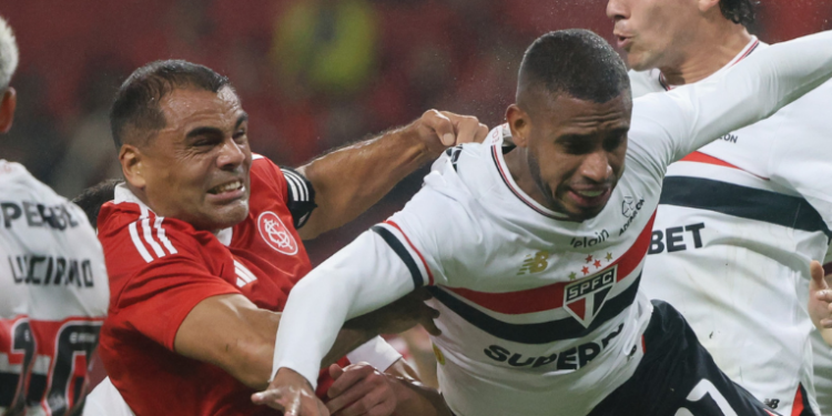 São Paulo vence o Internacional no Beira-Rio por 2 a 1, com gols em jogadas de escanteio, e alcança a quinta vitória consecutiva no Brasileirão. Inter segue em má fase.