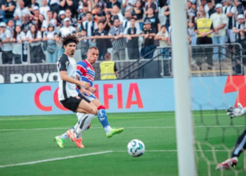 Corinthians empata com o Fortaleza por 1 a 1 na Neo Química Arena. Carrillo marca nos acréscimos e mantém o Leão no Z-4 do Brasileirão 2025.