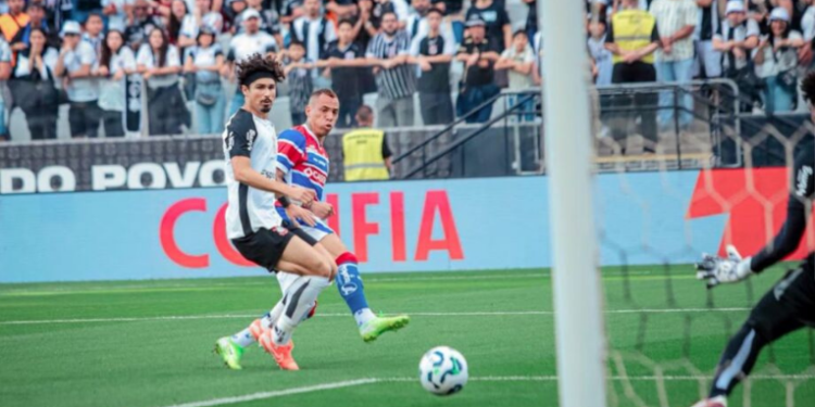 Corinthians empata com o Fortaleza por 1 a 1 na Neo Química Arena. Carrillo marca nos acréscimos e mantém o Leão no Z-4 do Brasileirão 2025.