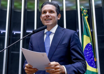 Hugo Motta apresenta agenda da Câmara para o segundo semestre de 2025, incluindo educação, segurança, IA, combate a fraudes no INSS e proteção infantil, mas exclui pautas polêmicas da oposição.