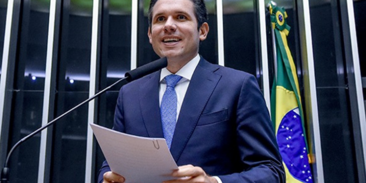 Hugo Motta apresenta agenda da Câmara para o segundo semestre de 2025, incluindo educação, segurança, IA, combate a fraudes no INSS e proteção infantil, mas exclui pautas polêmicas da oposição.
