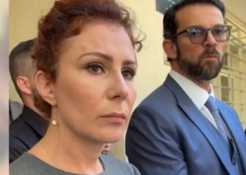 Defesa de Carla Zambelli afirma à GloboNews que deputada aceitaria cumprir prisão no Brasil, mas critica pena do STF como ideológica. Ela está presa na Itália e aguarda decisão de extradição.