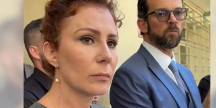 Defesa de Carla Zambelli afirma à GloboNews que deputada aceitaria cumprir prisão no Brasil, mas critica pena do STF como ideológica. Ela está presa na Itália e aguarda decisão de extradição.