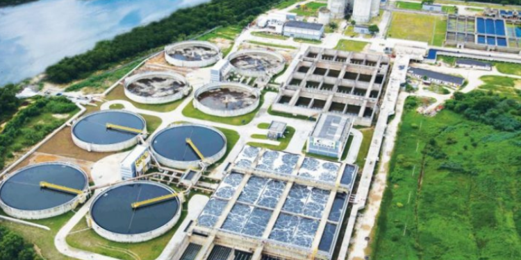 Alerj promove seminário sobre segurança hídrica e alimentar, discutindo os impactos da privatização da Cedae. Especialistas alertam sobre aumento de tarifas, água de má qualidade e ausência da tarifa social.
