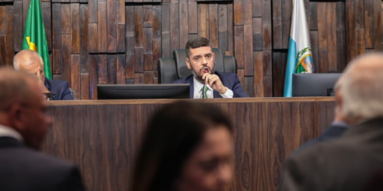 Aprovados no concurso da Polícia Militar de 2014 podem ser convocados em breve, segundo Rodrigo Bacellar. Governo enviará pacote com projetos sobre economia e segurança à Alerj.