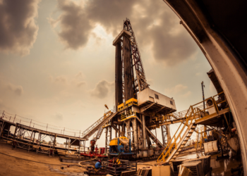 BP Energy anuncia descoberta histórica no pré-sal da Bacia de Santos. Campo gigante pode impulsionar economia, mas exige soluções para lidar com alto teor de CO₂. Veja o que está em jogo para o Brasil.