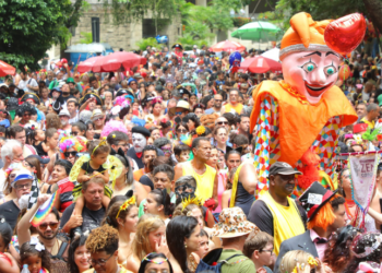 Inscrições para blocos de rua no Carnaval 2026 do Rio estão abertas até 15 de setembro; site da Riotur recebe os cadastros, que serão analisados até outubro.