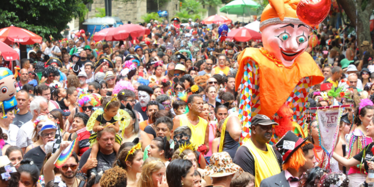 Inscrições para blocos de rua no Carnaval 2026 do Rio estão abertas até 15 de setembro; site da Riotur recebe os cadastros, que serão analisados até outubro.