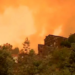 Incêndios florestais na região da Serra da Estrela e Covilhã mobilizam quase 1.900 bombeiros em Portugal. Ventos intensificam chamas e Proteção Civil concentra esforços em áreas críticas.