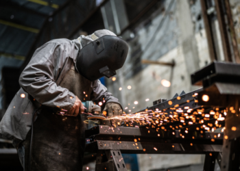 Gerdau reduz investimentos no Brasil a partir de 2026 e alerta para risco à indústria nacional. Empresa cobra medidas contra importações de aço subsidiado e defende tarifas mais rígidas.