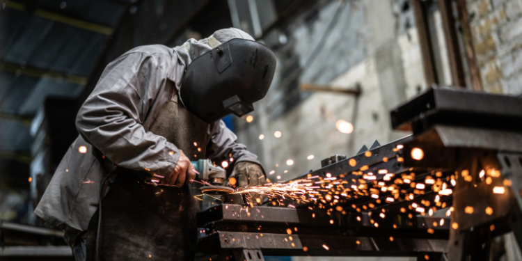 Gerdau reduz investimentos no Brasil a partir de 2026 e alerta para risco à indústria nacional. Empresa cobra medidas contra importações de aço subsidiado e defende tarifas mais rígidas.